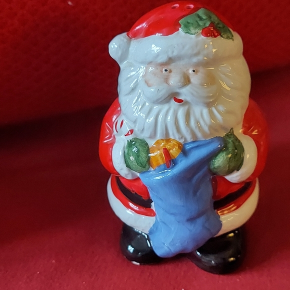 Vintage Santa & Mrs. Claus Salt & Peppers - Picture 3 of 12